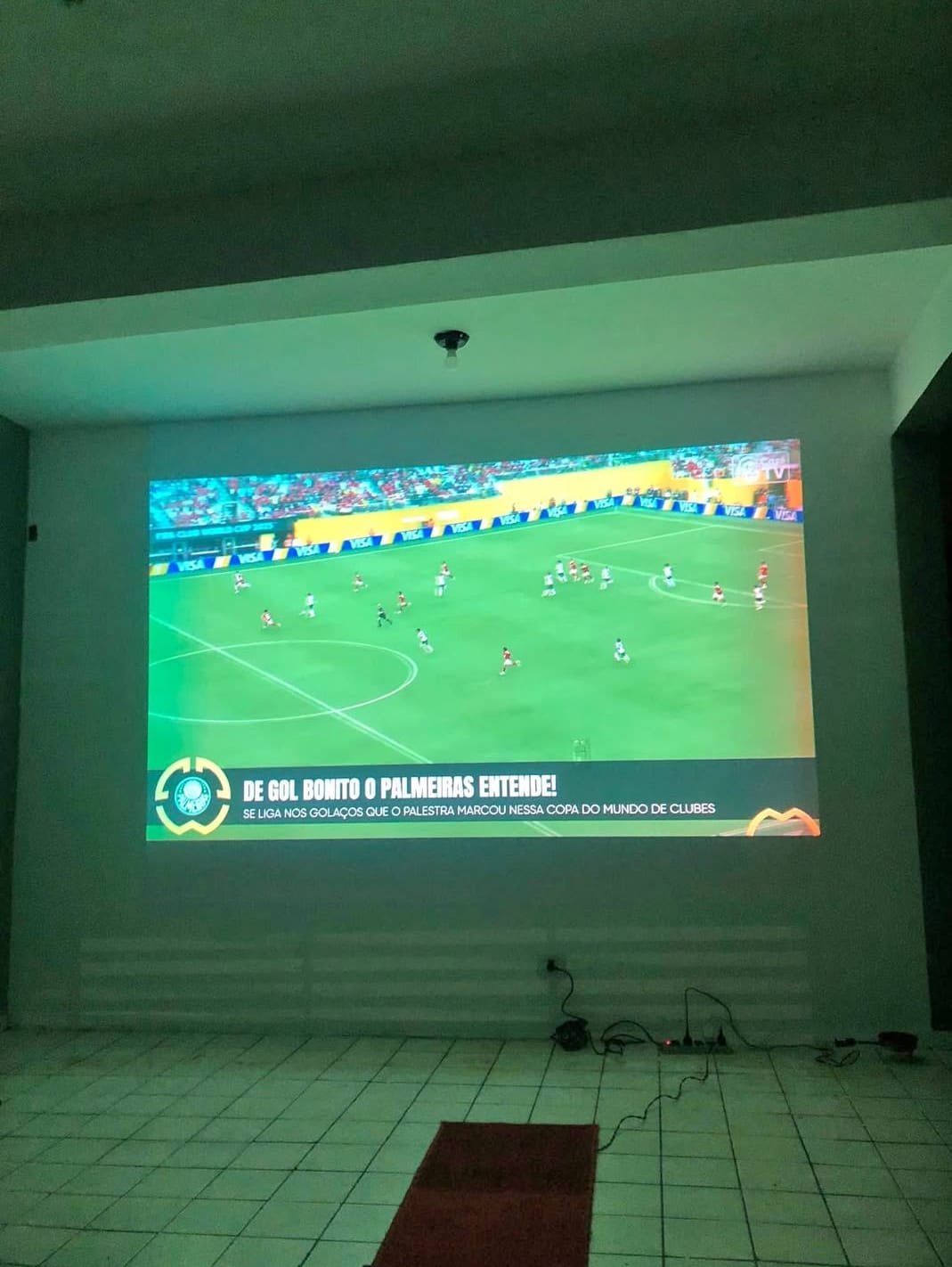 ArenaBox projetando jogo de futebol na parede